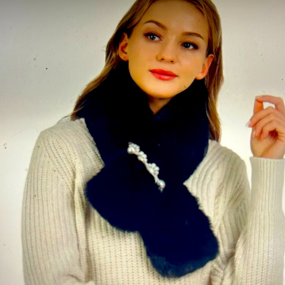 Pearl Flower Faux Fur Pull Through Scarf in Black